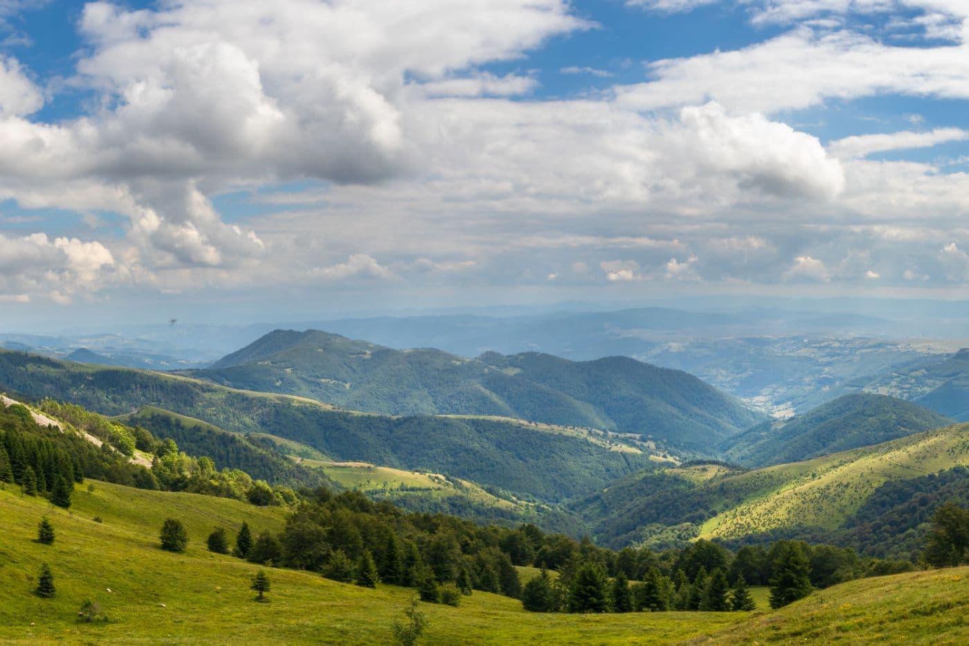 Planinski grebeni u mekoj jutarnjoj svetlosti